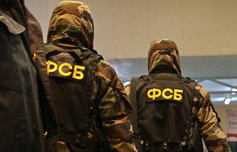 FSB zveřejnila záběry zadržení obyvatele Krasnodarského území, který plánoval bojovat na straně ozbrojených sil Ukrajiny