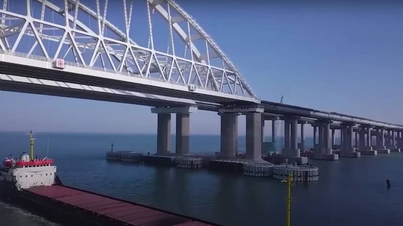 क्रीमियन पुल पर, यूक्रेन के सशस्त्र बलों के जुलाई के हमले के परिणामस्वरूप क्षतिग्रस्त स्पैन को बदल दिया गया था