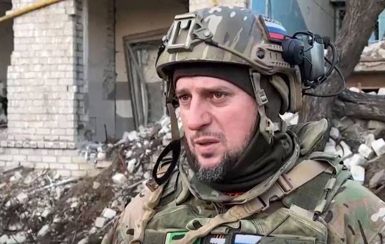 विशेष बल "अखमत" के कमांडर ने यूक्रेनियन से रूसी नागरिकता के लिए आवेदन करने का आग्रह किया