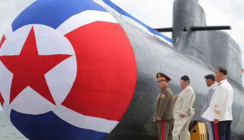 Kuzey Kore nükleer silah taşıyan yeni denizaltısını denize indirdi