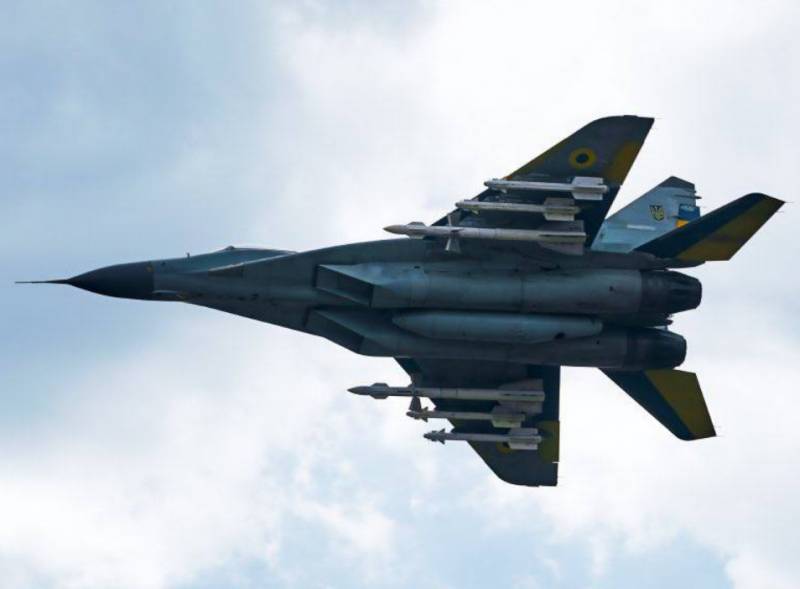R-29 및 R-27 공대공 미사일이 정지된 우크라이나 군대의 슬로바키아 MiG-73AS 전투기와 함께 프레임이 나타났습니다.