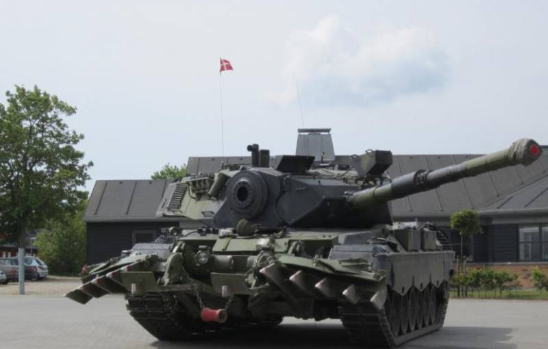 Dua puluh tank Leopard pertama yang disumbangkan oleh Denmark tiba di Ukraina