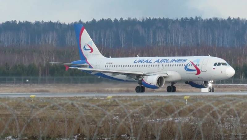 ロシア航空機が技術的問題によりノボシビルスク近郊の野原に緊急着陸した