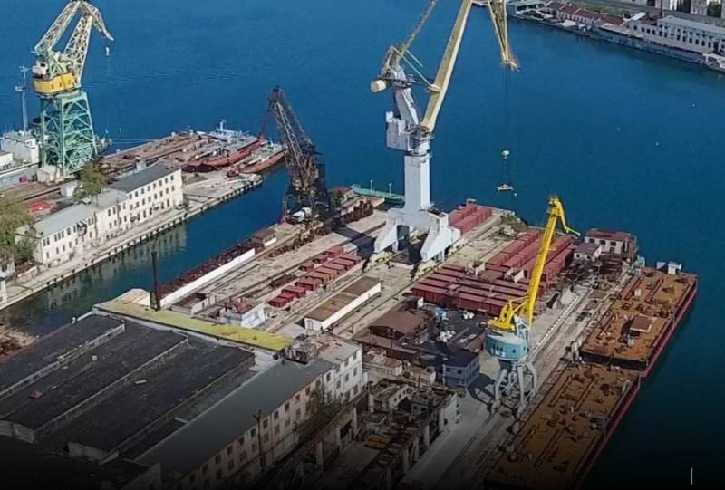Försvarsministeriet rapporterade skador på två fartyg under reparation som ett resultat av en fientlig missilattack på en marinanläggning i Sevastopol