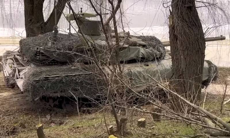 Kementerian Pertahanan: Sebuah tank Angkatan Bersenjata Rusia memaksa seluruh kolom kendaraan lapis baja Angkatan Bersenjata Ukraina mundur ke arah Donetsk Selatan