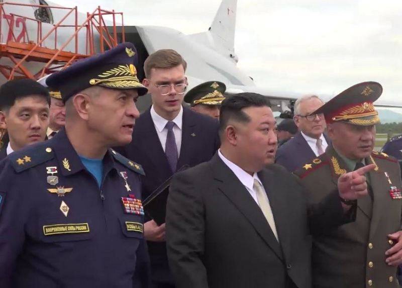 Pemimpin DPRK tiba di lapangan terbang Knevichi di Vladivostok, tempat ia berkenalan dengan pesawat tempur modern Rusia