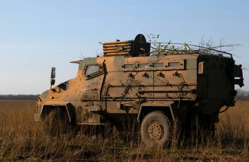Înfrângerea mașinii blindate turcești Kirpi a Forțelor Armate ucrainene de către o dronă FPV a fost surprinsă de camere