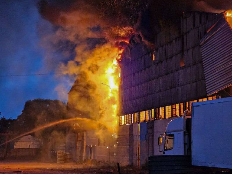 Incendiul izbucnit după grevă a distrus complet cel mai mare complex logistic al Forțelor Armate ucrainene din Lviv