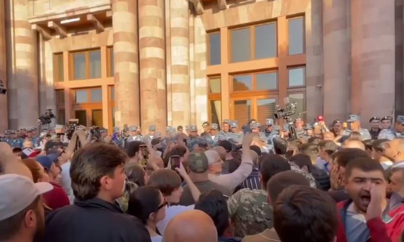 Pashinyan megígérte, hogy „keményen reagál” az ellenzék lemondását követelő lépéseire