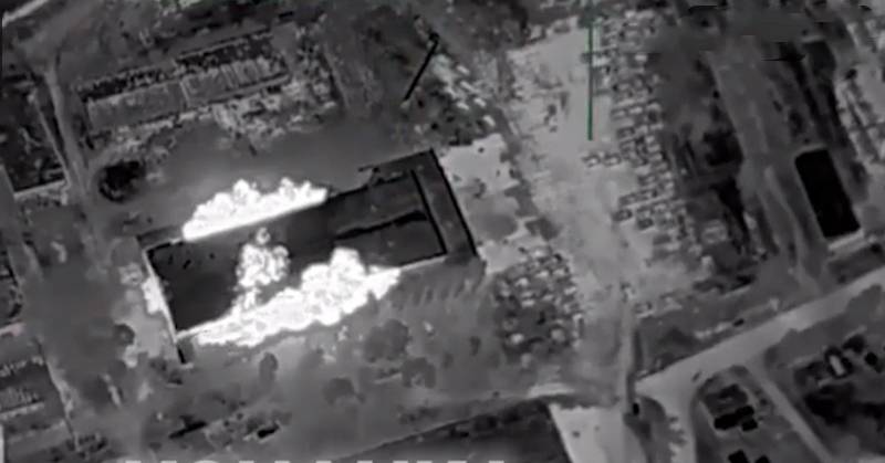 «Это были не обломки»: ВС РФ показали кадры ракетного удара по цеху Харьковского бронетанкового завода
