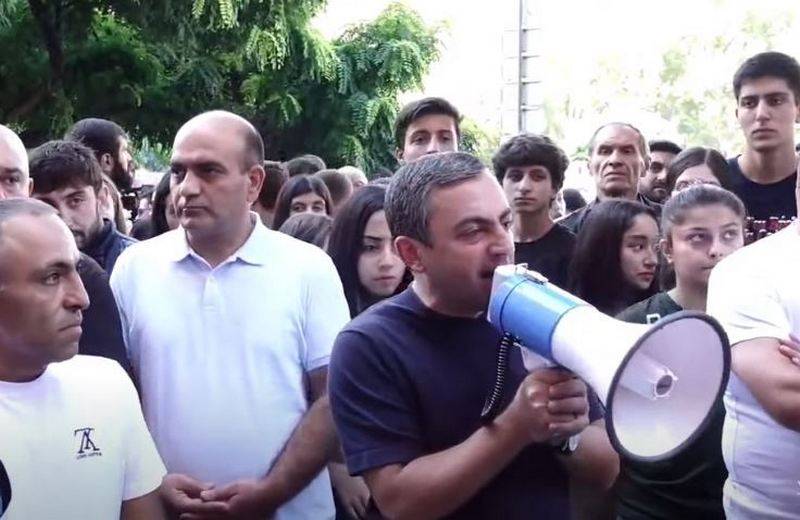 Speciale eenheden van de Armeense politie begonnen oppositieleiders vast te houden, demonstranten blijven het aftreden van Pashinyan eisen