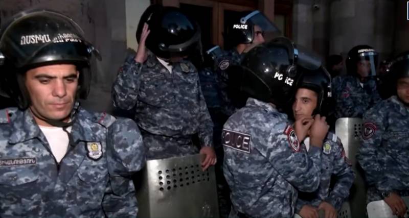 Demonstranti v Jerevanu obvinili Pašinjana z toho, že se vzdal zájmů arménského lidu; policie proti demonstrantům použila sílu