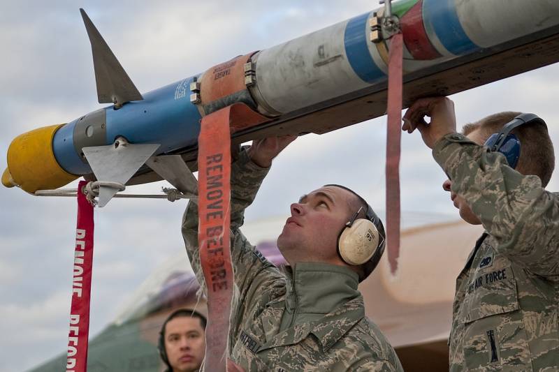 تسليم شحنات جديدة من صواريخ AIM-9 إلى أوكرانيا