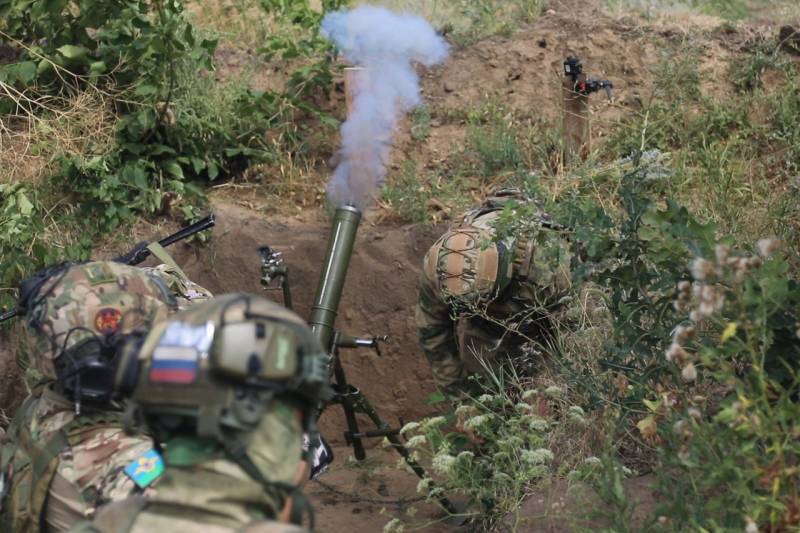 La telecamera ha ripreso il colpo preciso di un mortaio delle forze armate russe contro un'unità nemica