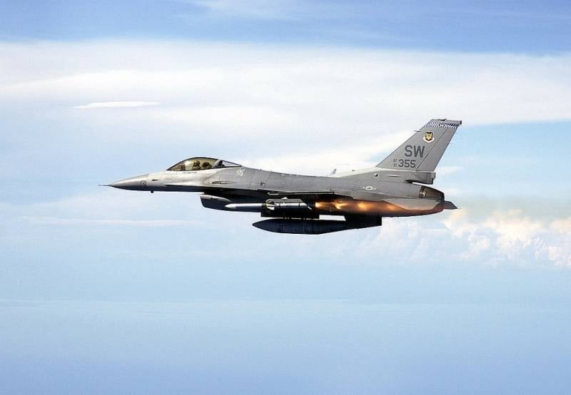 Έχουν εμφανιστεί πλάνα από Ουκρανούς πιλότους που εκπαιδεύονται να πετάξουν αμερικανικά μαχητικά F-16