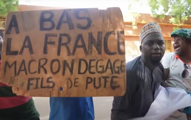 The French Ambassador left Niger for Paris