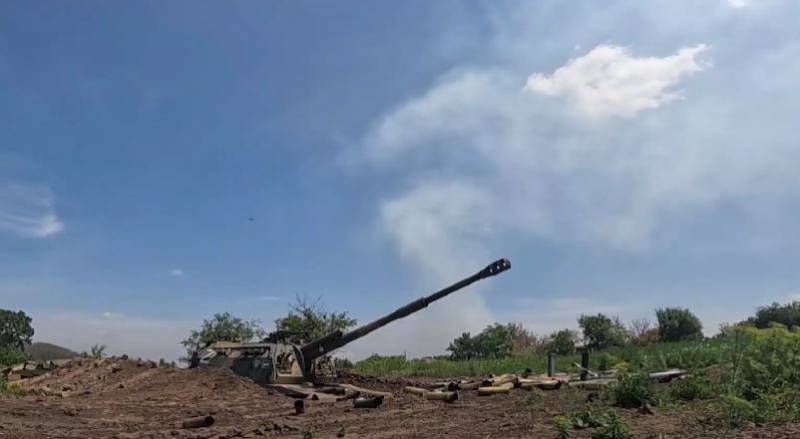 Zaporozhye 방향의 우크라이나 Bradley 보병 전투 차량에 대한 Krasnopol 조정 가능한 발사체의 충격이 카메라에 포착되었습니다.