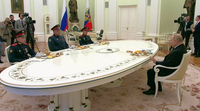 The President of the Russian Federation met in the Kremlin with Russian military personnel who were awarded awards for their feats