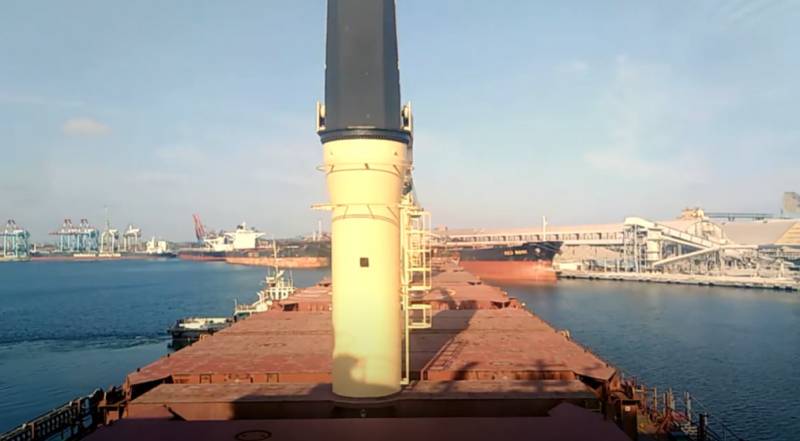 युज़्नोय शहर के क्षेत्र में कीव शासन की वस्तुओं पर एक मिसाइल हमला किया गया, जहां ओडेसा बंदरगाह संयंत्र स्थित है