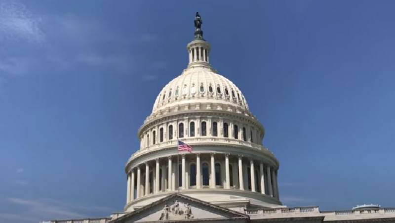 Předseda americké Sněmovny reprezentantů navrhl zabránit tzv. odstávce přijetím dočasného rozpočtu bez pomoci Ukrajině