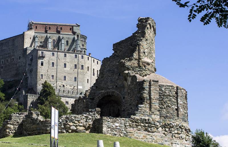 Monastère sur le rocher. Abbaye de San Michele