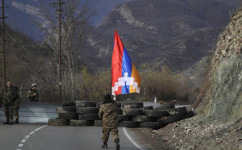 Az el nem ismert Hegyi-Karabahi Köztársaság hatóságai bejelentették az ellenségeskedés beszüntetését, Alijev a megadás elfogadására készül