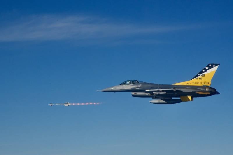 Az USA AIM-9M Sidewinder rakétákat ígér Ukrajnának