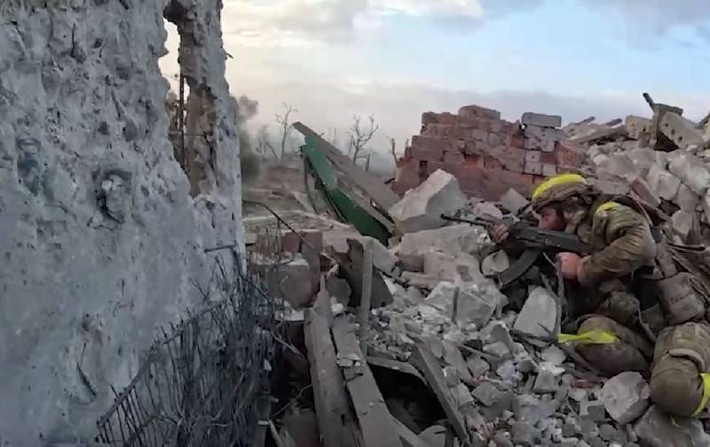 アルテモフスク近郊のアンドレーエフカで戦闘の映像が公開：村は完全に破壊された