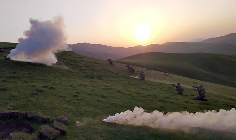 아제르바이잔 당국은 카라바흐에서의 작전 목적에 "거기에 불법적으로 주둔하고 있는 아르메니아 군대"가 포함되어 있다고 밝혔습니다.