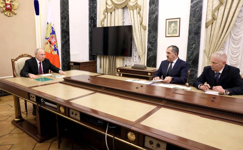 普京在克里姆林宫会见叶夫库罗夫和特罗舍夫，讨论组建志愿部队问题