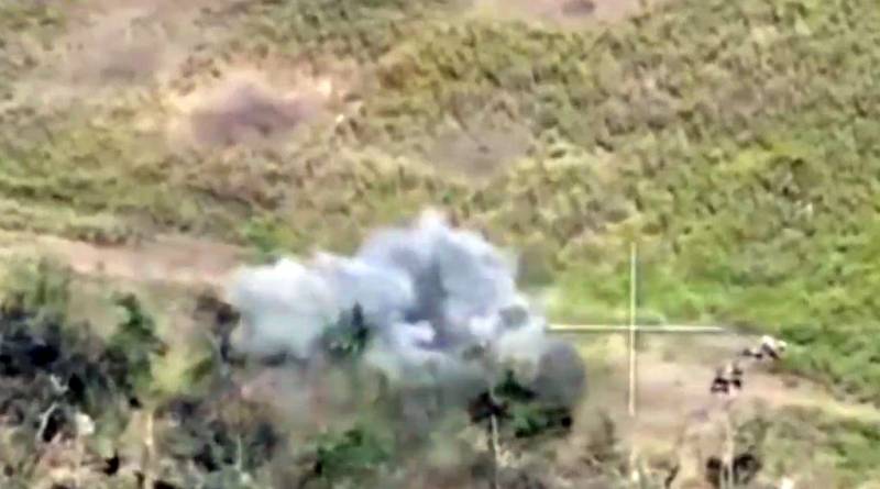 Pokazywanie materiału filmowego przedstawiającego użycie dronów FPV do ataków na pojazdy opancerzone i siłę roboczą Sił Zbrojnych Ukrainy