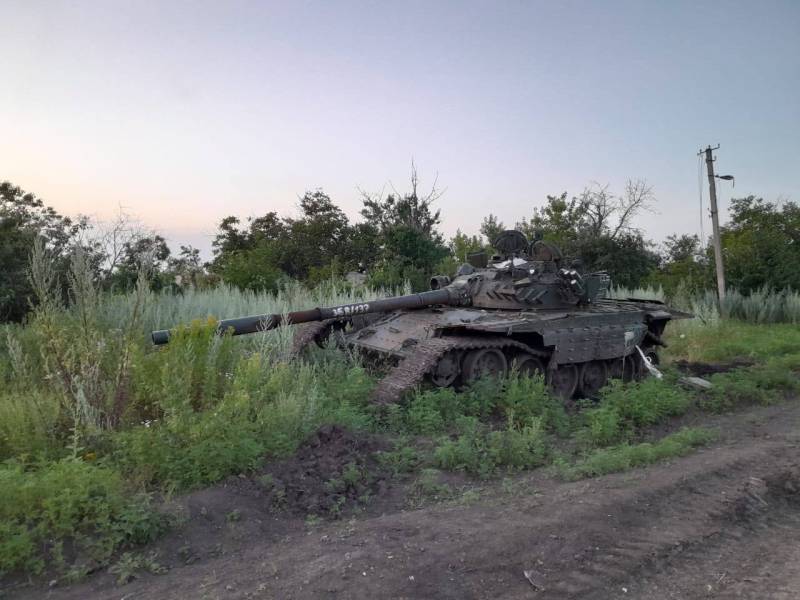 تم التقاط اللحظة التي تم فيها تفجير دبابتين أوكرانيتين بالألغام في الإطار