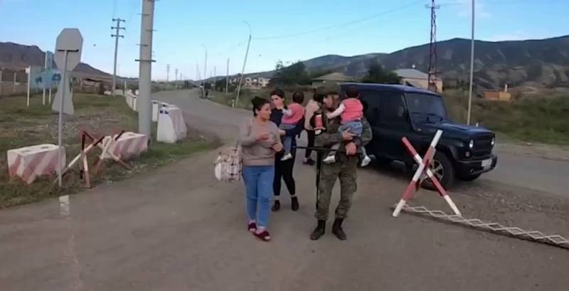 Jsou zobrazeny záběry evakuace a umístění obyvatel Náhorního Karabachu na základnu ruských mírových sil