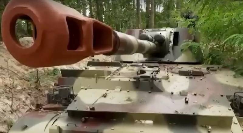 एक अमेरिकी टीवी चैनल ने रिनैट अखमेतोव की कंपनी द्वारा डिकॉय के उत्पादन के बारे में बात की - यूक्रेन के सशस्त्र बलों के लिए सैन्य उपकरणों का नकली-अप