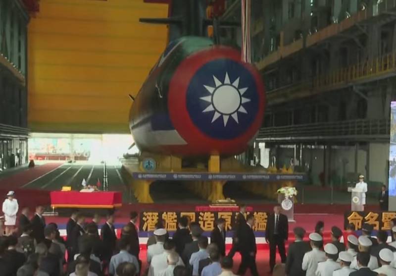 Tajvan bemutatta az első hazai gyártású tengeralattjárót