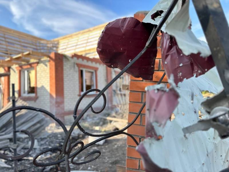 في الصباح، قصفت القوات المسلحة الأوكرانية روضة أطفال ودار رعاية في قرية أورازوفو بمنطقة بيلغورود.