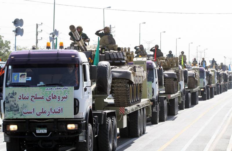 بدأ الحرس الثوري الإيراني بنقل القوات والمركبات المدرعة إلى الحدود مع العراق