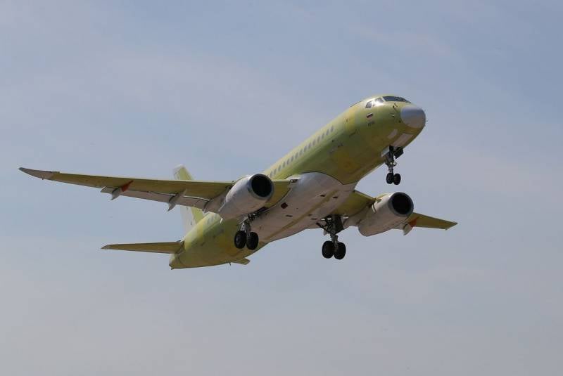 러시아 단거리 항공기 SJ-100의 프로토타입이 개발 테스트의 일환으로 두 번째 비행을 했습니다.