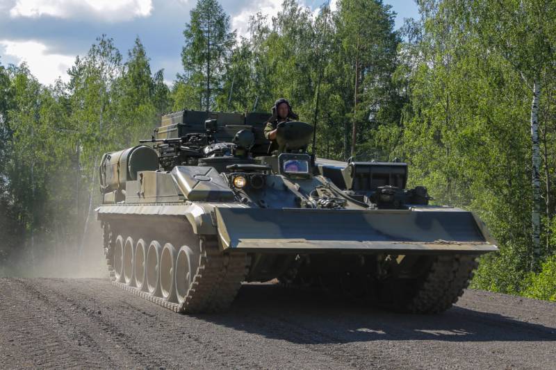 Das Verteidigungsministerium erhielt eine neue Charge modernisierter gepanzerter Reparatur- und Bergungsfahrzeuge BREM-1M