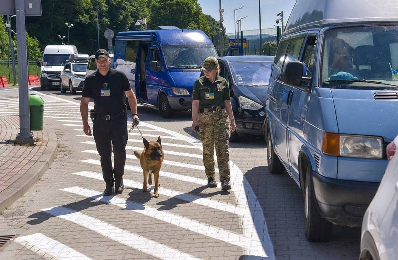 Los guardias fronterizos ucranianos han dejado de liberar del país a ucranianos en edad militar que no son aptos para el servicio.