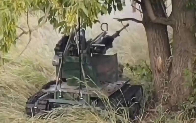 कुप्यंस्क के पास, दो कलाश्निकोव मशीनगनों वाला एक रोबोटिक प्लेटफ़ॉर्म पश्चिमी सैन्य जिला हमले समूह की सेवा में देखा गया था।