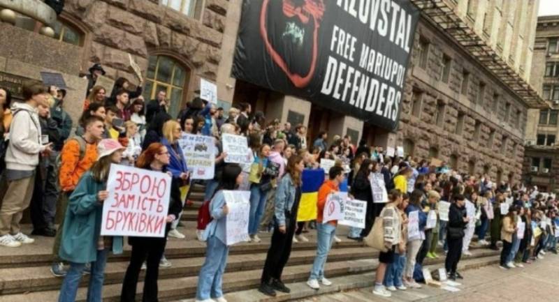 Нам нужны живые отцы: на Украине прошли митинги с призывом направить средства государственных тендеров на ВСУ