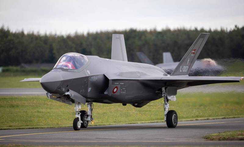 Прва четири ловца Ф-35 састављена у САД за Данску слетела су у ваздушну базу Скридструп