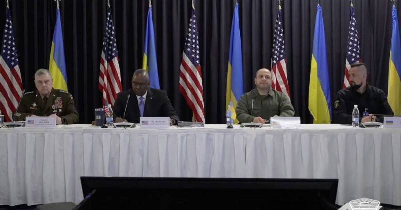 Ramstein 그룹 회의에서 미 국방부 장은 우크라이나에 Abrams 탱크가 임박했다고 발표했습니다.