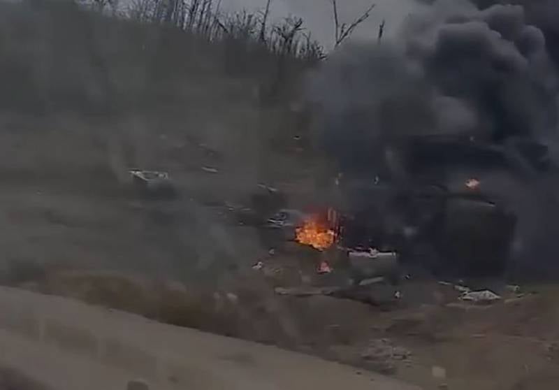 Уничтоженный челленджер. Подбитый Челленджер на Украине. Подбитый Челленджер 2. Челленджер горит на Украине танк.