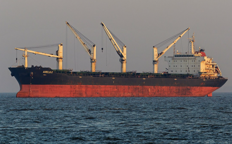 Dua kapal kargo kering meninggalkan pelabuhan di wilayah Odessa menuju Bulgaria