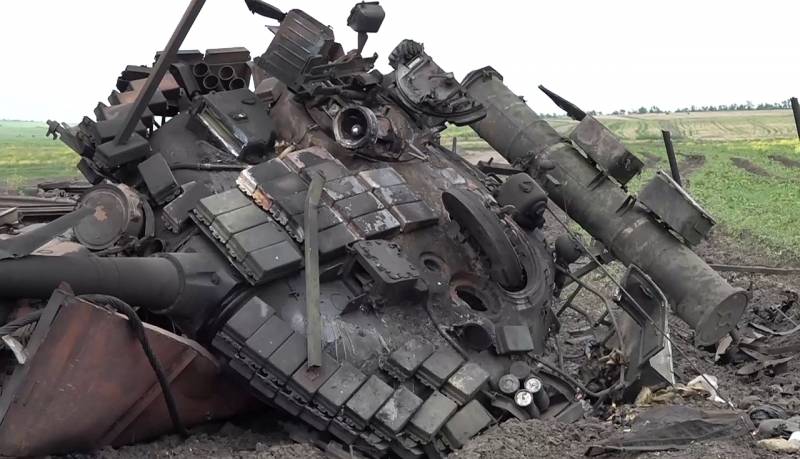 국방부는 러시아 ATGM 승무원의 정확한 타격으로 우크라이나 군대 탱크가 파괴되는 장면을 보여주었습니다.