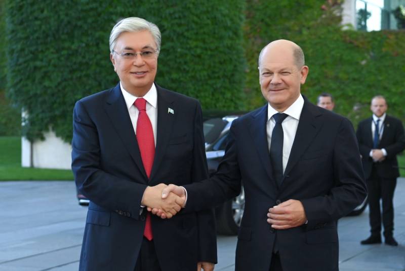 A kazah elnök a német kancellárral folytatott megbeszélésen kijelentette, hogy Asztana betart minden, az Orosz Föderációval szembeni szankciót.