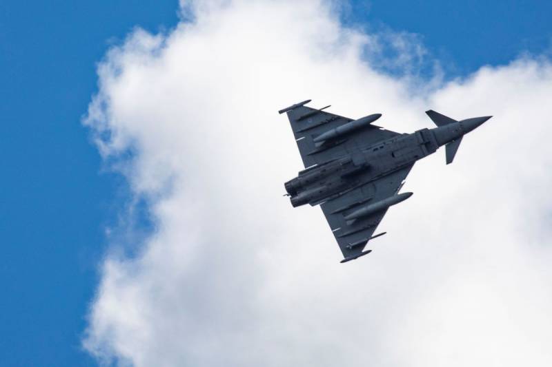 Media: Londra ha annunciato l'invio di aerei da combattimento nella regione del Mar Nero per proteggere le navi che trasportano cereali