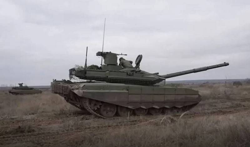 Panglima Angkatan Darat Salyukov melaporkan penggunaan peluru Telnik baru oleh tank T-90M di zona Distrik Militer Utara